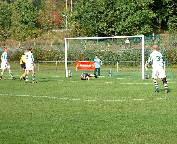 2002_0907_06.JPG - Tillbergas målvakt håller bollen
